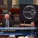 Imagen para el artículo titulado La nueva política: Bernie Sanders imprime un gigantesco tuit de Trump y se lo lleva al Senado